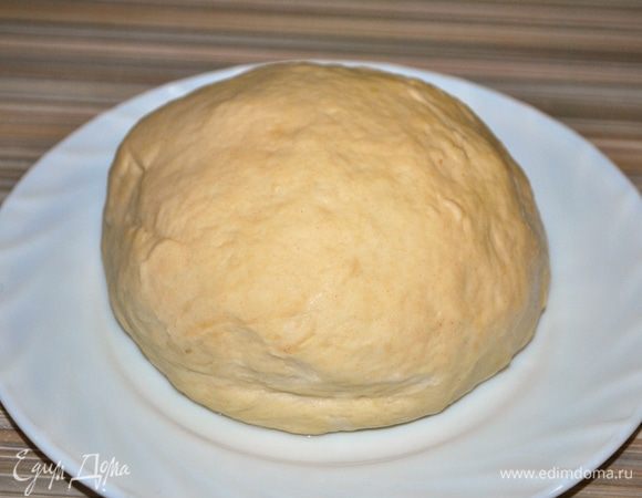 Тесто получается не крутое, не расплывчатое. Даем ему отдохнуть 20-30 минут. Тем временем займемся начинкой.