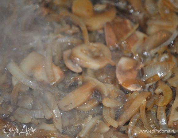 Лук (один большой) режем четверть кольцами. Обжариваем на растительном масле до легкой золотистости. Затем добавляем грибы (я не размораживала). Выпариваем всю жидкость.