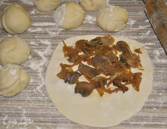 Делим тесто на 8 равных частей. Из каждой части раскатываем лепешку. Скручиваем рулет.