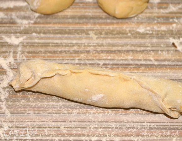 Защипываем края.