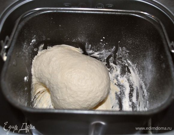 Берем закваску на пике активности, разводим теплой водой, загружаем  в ХП. Добавляем  масло, мед, соль. Взвешиваем пшеничную муку, но всю сразу не высыпаем, т.к. ее может уйти меньше или больше. Включаем ХП на программу тесто, по окончании программы, дать тесту постоять 1-2 часа до увеличения в 2 раза.