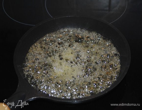 Пока подходит тесто займемся начинкой. Для этого растопить мед с растительным маслом.