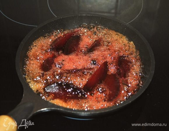 Отварную свеклу (свеколки небольшие) режем на 8 частей и обжариваем в сковороде с медом и маслом.