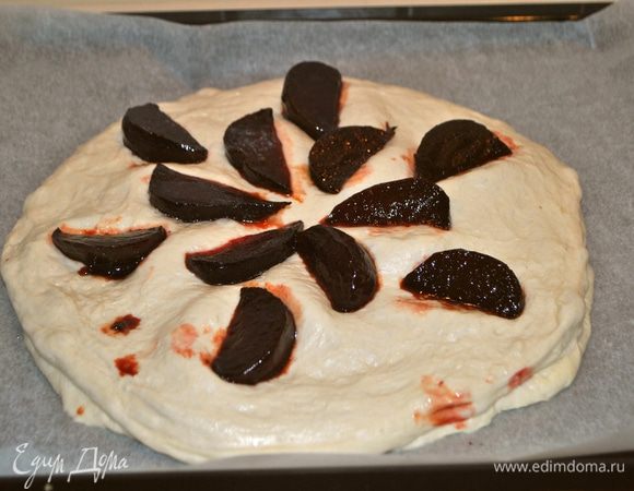 Накрываем второй лепешкой, выкладываем оставшуюся свеклу. Накрываем пленкой, чтобы тесто не заветрилось. Даем тесту отдохнуть 1,5-2 часа.