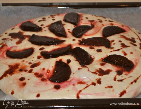 Тесто подошло, поливаем оставшимся свекольным соком. Выпекать в разогретой до 180-200°С духовке 25 минут.