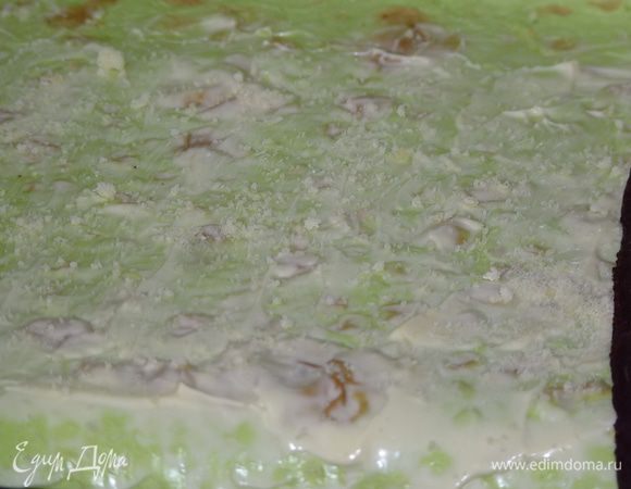 Первый лист лаваша намазать майонезом и посыпать тёртым сыром.