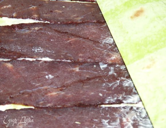 Выложить сверху полоски ветчины.