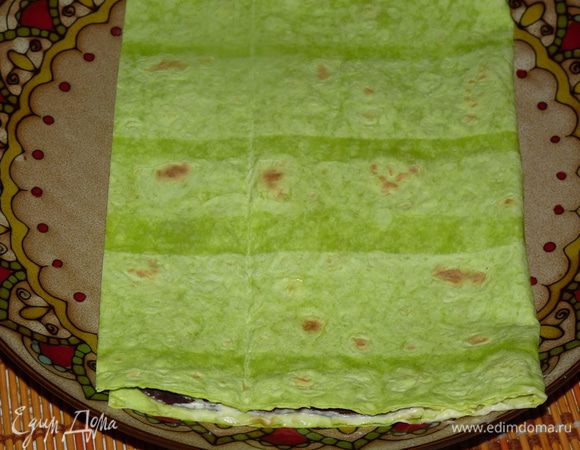 Прикрыть вторым сухим листом лаваша.