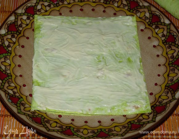 Намазать мягким сыром.