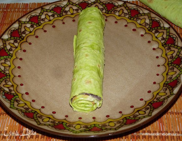 Плотно свернуть рулетом. 