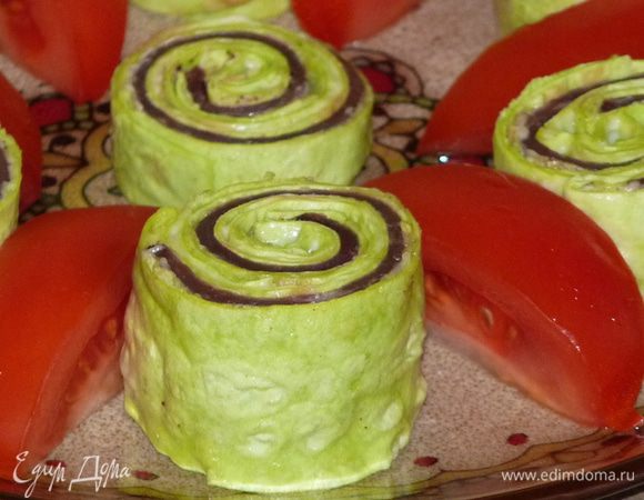 Аккуратно разрезать рулет на «улитки» и выложить на блюдо.