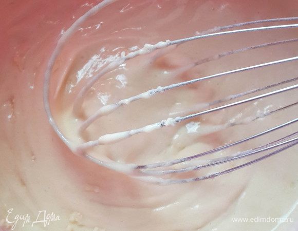 Взбить мягкое сливочное масло с сахаром и ванилином. 