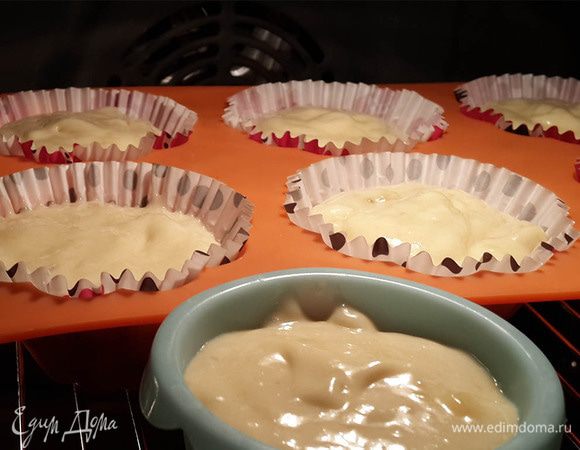 Все смешать, разлить по формочкам и выпекать около 30 минут при 180°С. 