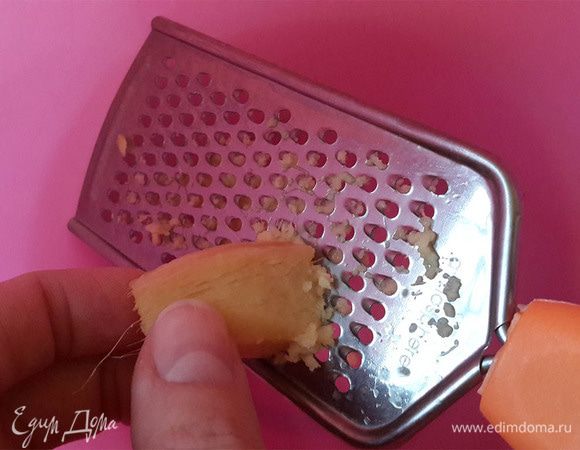 Печем печенье. Натереть очищенный корень имбиря на мелкой терке.