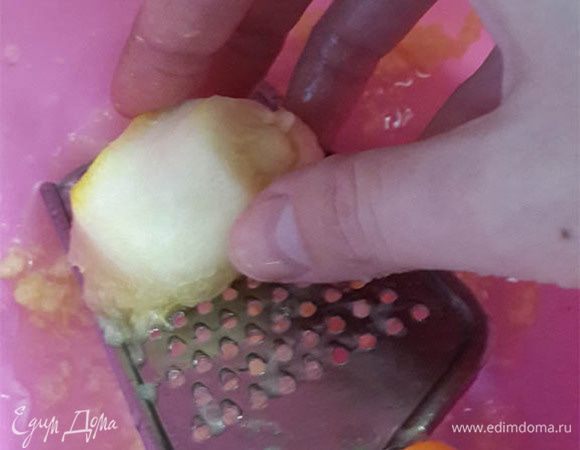 Лимон очистить от кожуры и натереть мякоть на терке.