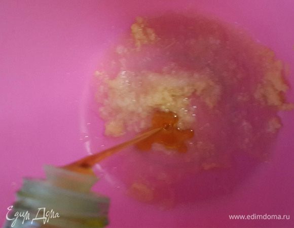 Смешать в миске имбирь и лимон, добавить масло.