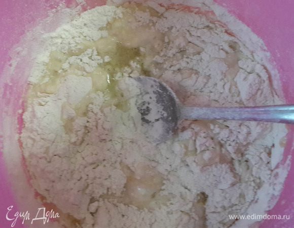 Просеиваем оба вида муки и разрыхлитель. Количество муки, как всегда, примерное. Зависит от жидкости меда и размера лимона.