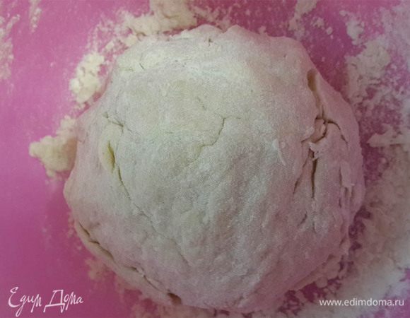 Скатываем шар, тесто не должно липнуть к рукам, но быть очень мягким и нежным. Накрываем миску полотенцем и оставляем на 15 минут.
