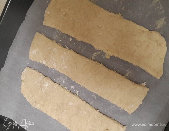 Раскатываем тесто и выпекаем в любой желаемой форме. Я нарезала на полоски, чтобы потом нарезать на прямоугольники. Так будет меньше суховатых краев. Выпекаем при 180°С около 20 минут. Чтобы начало зарумяниваться тесто.
