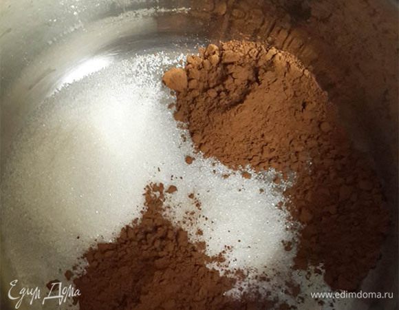 Когда печенье готово и немного остынет — варим глазурь. Насыпаем в кастрюльку сахар и какао. Наливаем масло.