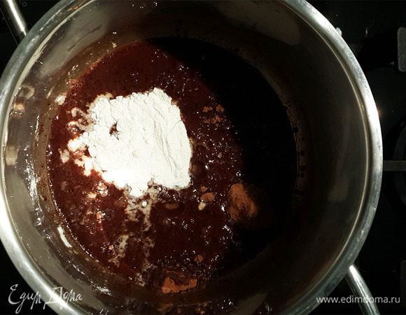 Размешиваем, добавляем крахмал. Варим около минуты, масса начнет густеть. Выключаем.