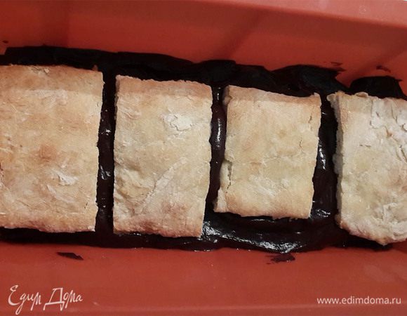 Теплую глазурь чередуем с кусочками печенья.