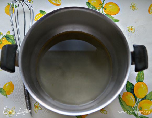 В миске соедините рассол, растительное масло, сахар. Хорошо перемешайте  до растворения сахара. Подойдет рассол от соленых огурцов или помидор.