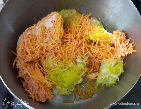 Лук-порей нарезаем полукольцами, морковь натираем на крупной терке. 
В кастрюлю добавляем оливковое масло и овощи, слегка обжариваем или тушим до мягкости. 
У меня лук и морковь замороженные. Это очень удобно. Заранее натираю много моркови и нарезаю лук-порей. Раскладываю по пакетам, но не горкой, а большими тонкими брикетами. Потом просто достаю заморозку, отламываю нужный кусок овощей и использую для приготовления супа, рагу и т.д. 