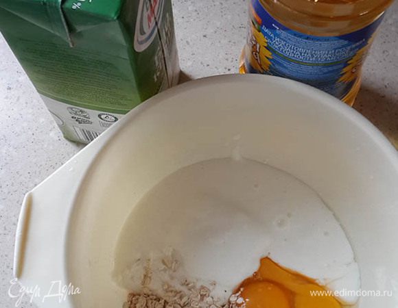 Хлопья смешать с творогом, яйцами, маслом и густым (!) кефиром.