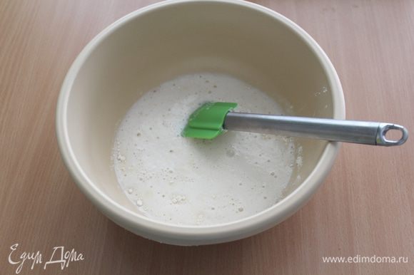 Сахар, 1-2 чайные ложки муки и дрожжи разводим в одном стакане воды, оставляем на 15 минут. Через 15 минут объем массы увеличится и вспенится.
