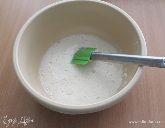 Сахар, 1-2 чайные ложки муки и дрожжи разводим в одном стакане воды, оставляем на 15 минут. Через 15 минут объем массы увеличится и вспенится.