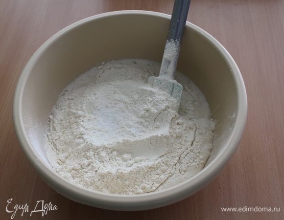 Добавляем муку с солью,остатки воды, перемешиваем.