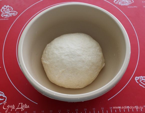 Тесто не должно получиться слишком крутым или слишком липким,оно должно отлипать от рук. Оставляем тесто подойти в тепле, накрыв миску.
