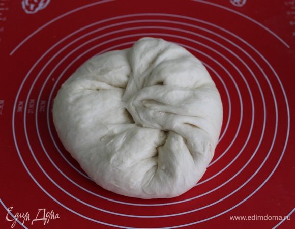 Через час нужно обмять тесто.