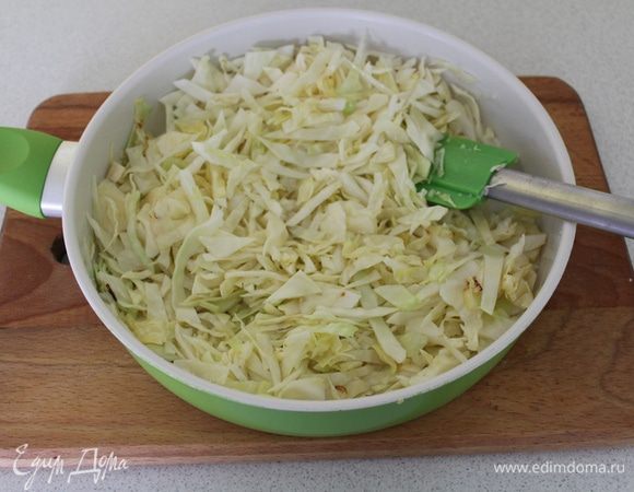 Пока тесто поднималось, нашинковать капусту, потушить на растительном масле, посолить.