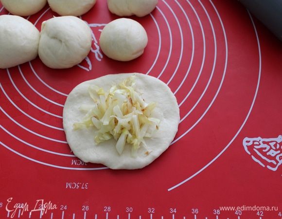 Раскатать, начинить капустой.