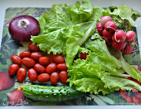 Подготовьте, помойте и обсушите овощи.