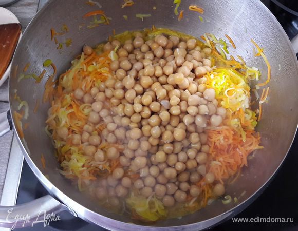 Добавляем консервированный нут и овощной бульон. Солим и перчим по вкусу, добавляем щепотку сушеного укропа. Доводим до кипения и варим на небольшом огне 10-15 минут. 
Готовый суп пюрируем блендером. Я пюрирую суп не полностью, а примерно половину. Таким образом в супе присутствуют и кусочки овощей, и при этом суп имеет кремообразную консистенцию.
Приятного аппетита!