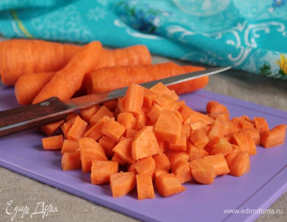 Вес овощей указан в ингредиентах уже в очищенном виде. Морковь нарезать кубиками. 