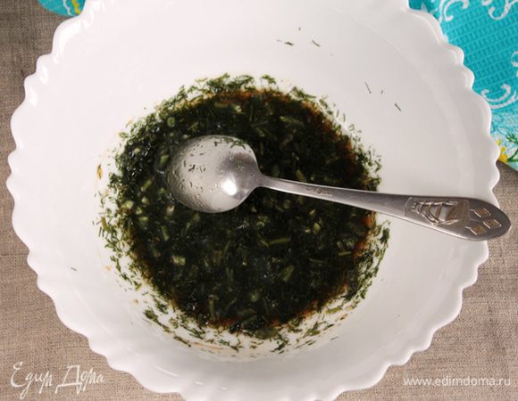 Приготовить маринад в такой емкости, чтобы была возможность соединить его с овощами. Для маринада смешать гранатовый и соевый соусы, кленовый сироп (его можно взять меньше или больше, учитывая сладость моркови), молотый кориандр и сушеный базилик, подсолнечное масло и укроп (свежий или свежезамороженный).