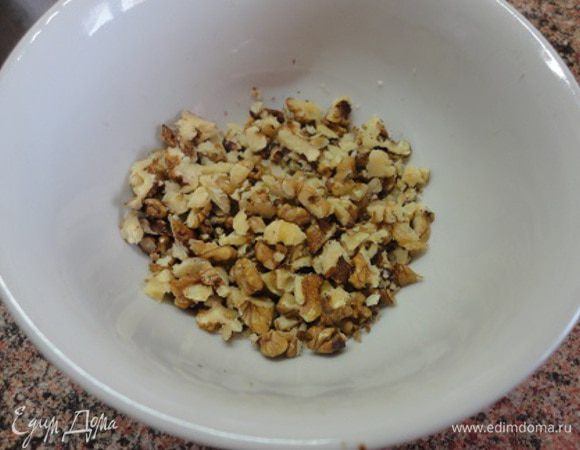Орехи измельчить не очень мелко.