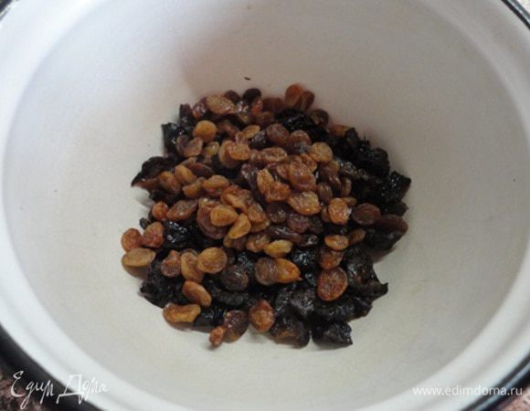 Чернослив и изюм промыть. Чернослив нарезать кусочками.