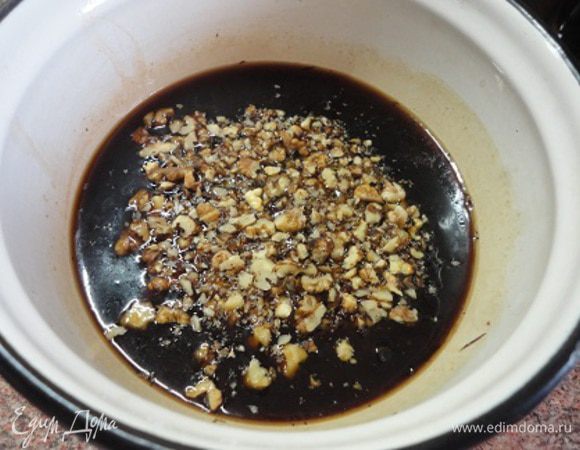 Сахар и кофе (или кофейный экстракт) залить горячей водой, размешать до растворения сахара и вылить к сухофруктам. Сюда же добавить орехи.Дать остыть.