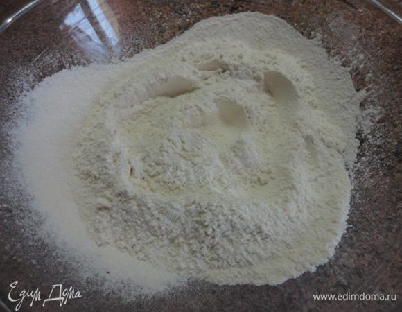 Смешать муку, соду пищевую и соль, и просеять.