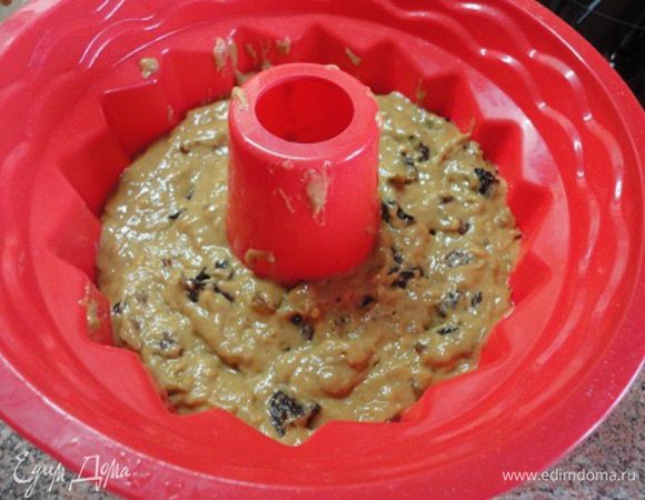 Соединить сухие и жидкие ингредиенты. Тесто по консистенции похоже на густую сметану. Автор даже форму не смазывает маслом, а предлагает выстлать пекарской бумагой и посыпать мукой. Я просто воспользовалась силиконовой формой.