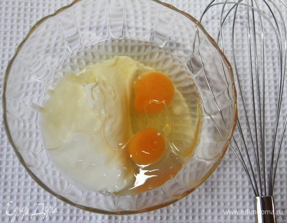 В отдельной миске смешайте йогурт, яйца, ванилин и масло. 
