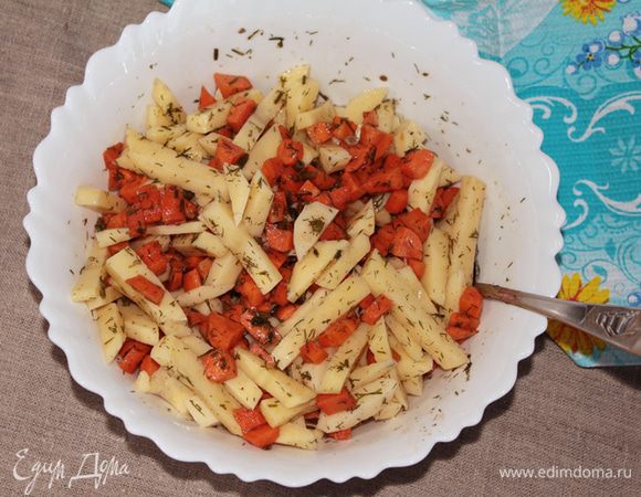 К моркови добавить подготовленный картофель.