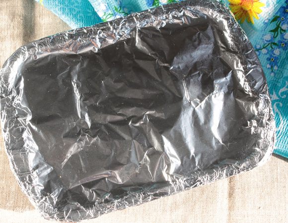 Верх формы плотно закрыть фольгой и тушить в таком виде в предварительно разогретой духовке. Время приготовления зависит от вашей духовки (от 30 до 50-60 минут). Будьте осторожны, проверяя блюдо на готовность (горячий пар)!