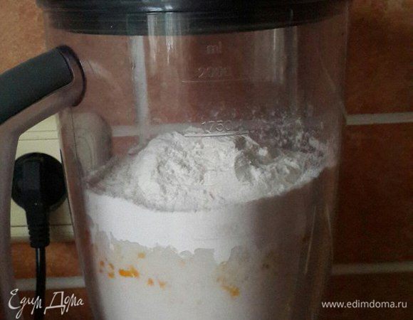 Все ингредиенты тщательно перемешайте в блендере или взбейте в миске венчиком (если вы сами взбиваете, то лучше сначала подогреть немного молоко). Молоко можно не разбавлять водой, если вы потом планируете фаршировать блинчики. Газированная вода дает легкую красивую кружевную пористую текстуру!