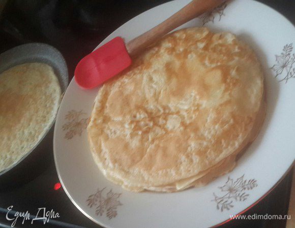 Пожарьте блины:
тонким слоем налейте на сковороду тесто и выпекаете по 30 секунд примерно на каждой стороне.
Я открыла для себя все прелести противопригарной блинной сковороды. Так как в массе уже есть масло, вы можете жарить абсолютно без него. 

Если вы выпекаете на чугунной сковороде, то лучше налить еще немного масла в кружку. Почистить одну сырую картофелину, разрезать ее пополам, проколоть вилкой и плоской стороной смочить в кружке с маслом и смазать сковороду картошкой. Таким образом, сковорода смазана маслом, при этом слегка и блин не будет при жарке в нем плавать! Перед каждым блином смазывайте таким способом сковороду и они у вас получатся румяные и красивые! 